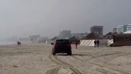 Ce amendă a primit şoferul care s-a plimbat cu maşina pe plaja din Mamaia. VIDEO