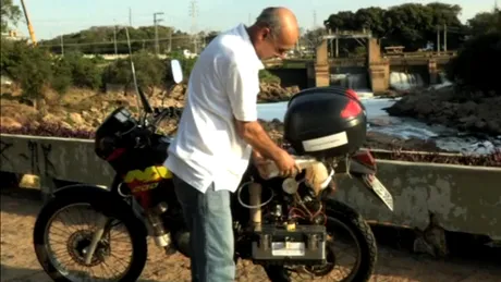 Un bărbat din Brazilia a făcut o motocicletă care merge 500 km cu un litru de apă (VIDEO)