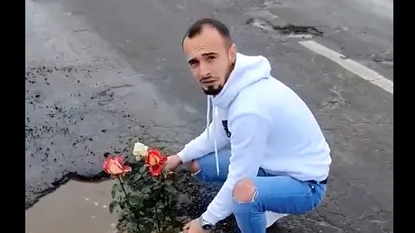 Doi tineri au plantat trandafiri în gropile de pe un drum național din județul Vrancea - VIDEO