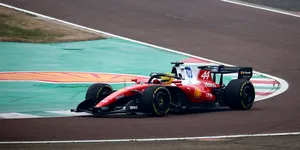 Ce s-a întâmplat cu adevărat în timpul lansării Ferrari și de ce Hamilton s-a oprit pe pistă