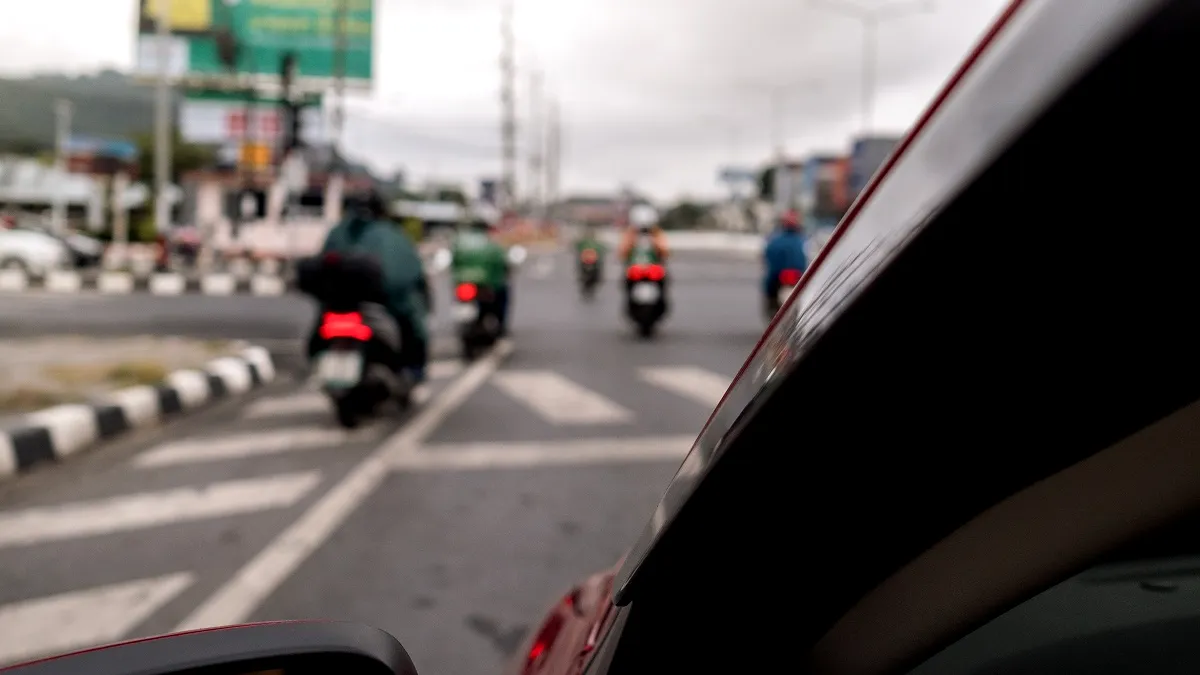 Video - Este legal să te strecori cu motocicleta printre mașini? Un instructor moto explică zona gri din legislația rutieră