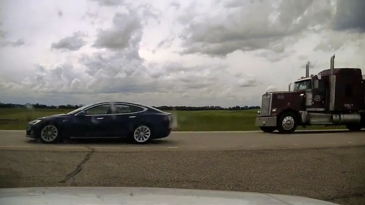Ce a pățit un canadian surprins de polițiști dormind la volanul unei Tesla