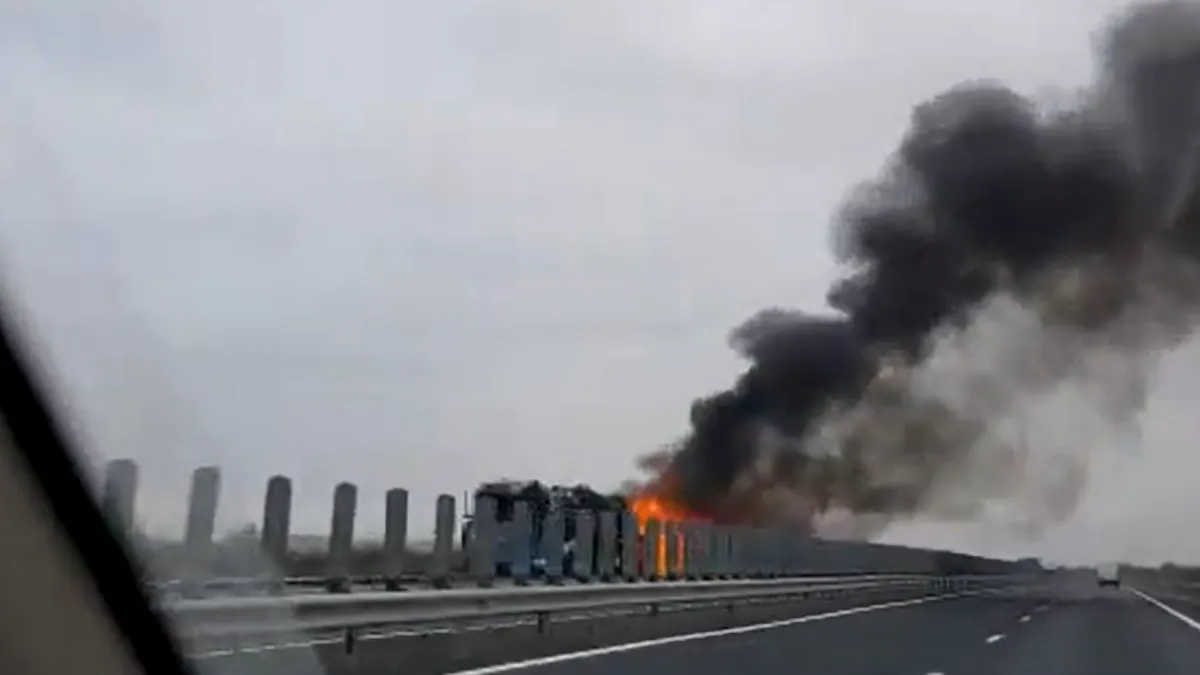 Un camion care transporta mai multe maşini Dacia Duster a luat foc - VIDEO