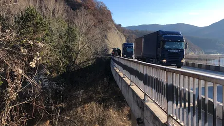 Un autoturism a căzut într-o râpă adâncă de circa 40 de metri - VIDEO