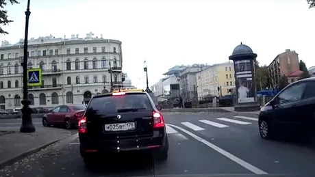 VIDEO Un şofer nervos că un pieton i-ar fi atins maşina a făcut un gest uimitor şi a ajuns să fie acuzat de tentativă de omor