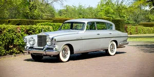 Cel mai exotic Rolls-Royce: Mașina de 126.500 de euro are toaletă placată cu aur care servește drept răcitor de șampanie. Statueta Spirit of Ecstasy e îngenuncheată