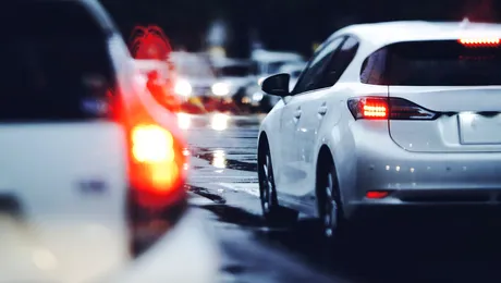 Experții spun că montarea luminilor de frână și în partea frontală a mașinilor ar putea reduce riscul de accidente