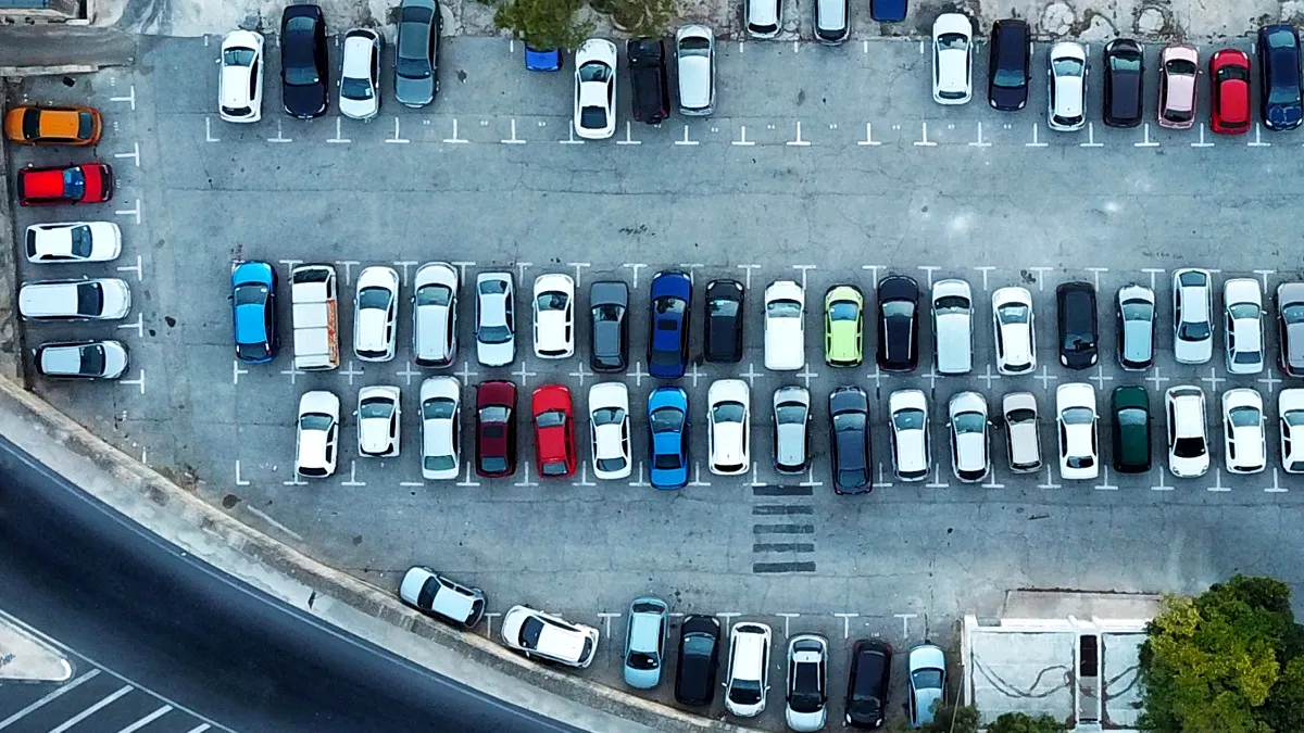 2024: A început bătălia pentru un loc de parcare! Cât stau unii șoferi la coadă pentru a depune documentele