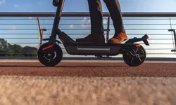 Guvernul a schimbat legea! Cine va mai avea dreptul, din 2024, să circule cu trotinete și biciclete electrice