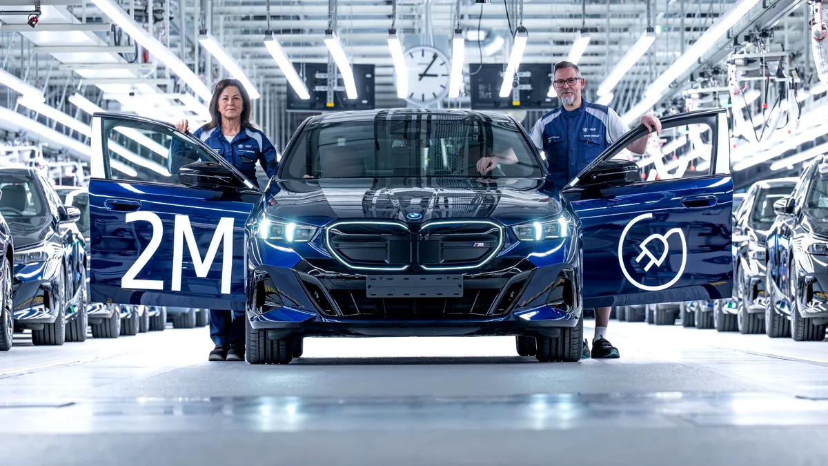 BMW a produs mașina electrică cu numărul 2 milioane. Modelul aniversar, un i5 cu 500 de kilometri autonomie