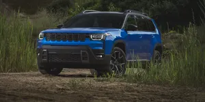 Jeep prezintă noua generație a SUV-ului Cherokee. Modelul debutează cu o motorizare hibrid