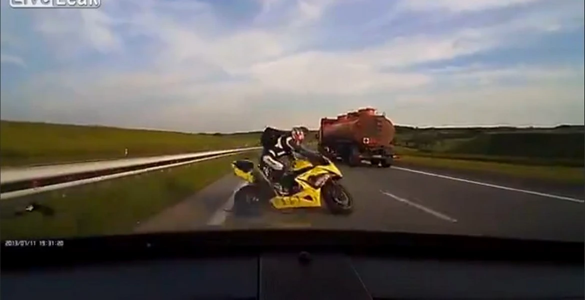 Motociclist izbit în plin în timp ce dădea lecţii de şoferie pe autostradă