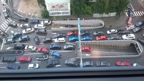 Șoferii au blocat parcările de mall din București de 1 iunie