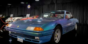 Un Ferrari 400i, care a aparținut familiei lui Boris Becker, în galeria Țiriac Collection