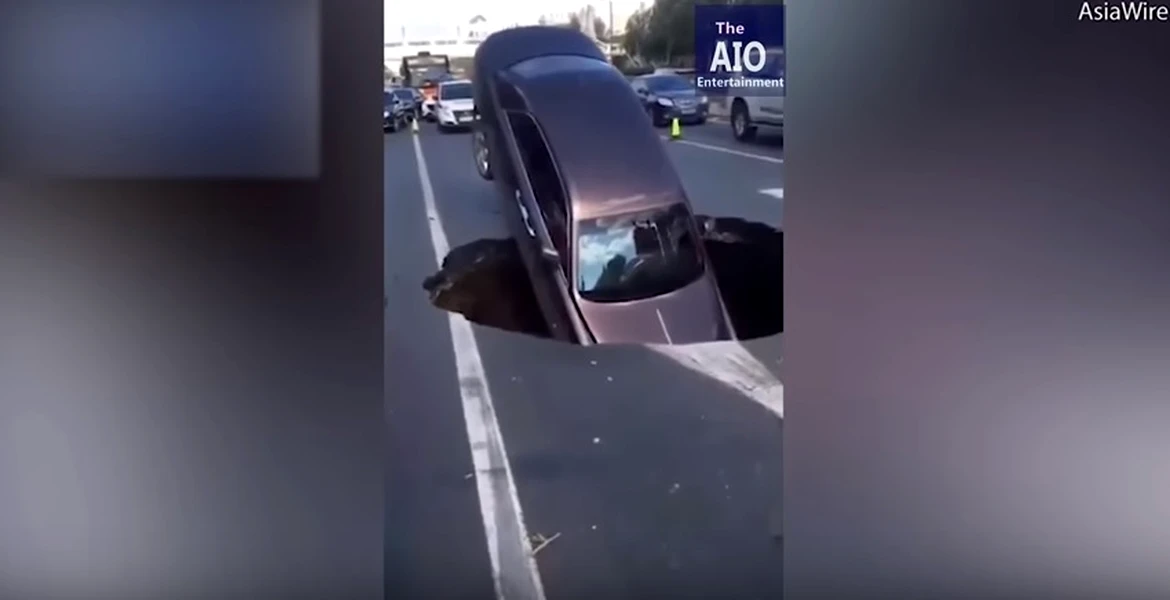 Rolls-Royce Ghost, înghiţit de o groapă – VIDEO