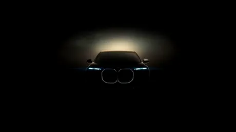 Noul sedan electric BMW i7 va oferi Theatre Screen, un ecran 8K de 31 de inch dedicat pasagerilor din spate