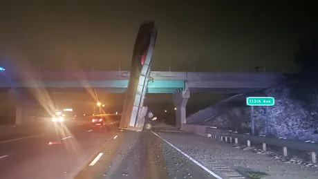 Accident bizar. Cum a ajuns un camion să stea... în picioare?