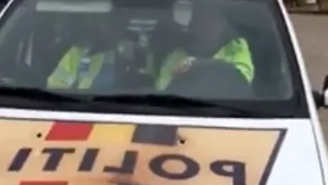 Un agent de la Poliţia Rutieră Bacău, filmat în timp ce loveşte un şofer. VIDEO