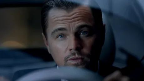 Unul dintre cei mai sexy bărbați în viață, Leonardo DiCaprio, conduce Fiat 500e