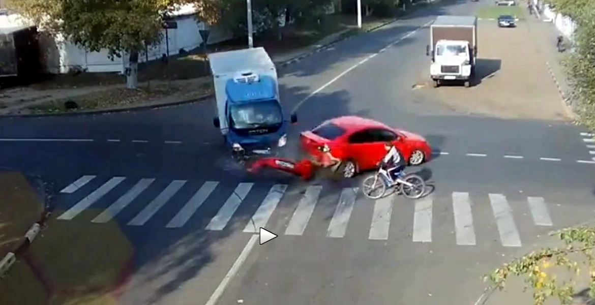 Peste acest biciclist s-a răsturnat un camion de noroc
