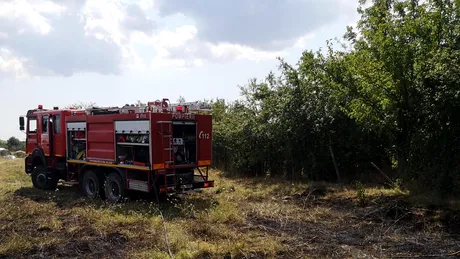 Un autoturism a ars complet după ce șoferul a turat excesiv motorul - FOTO