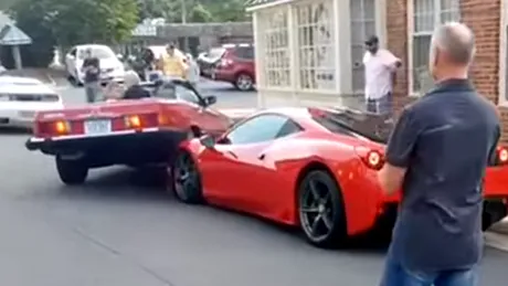 O femeie loveşte un Ferrari 458 în timp ce parchează -  VIDEO