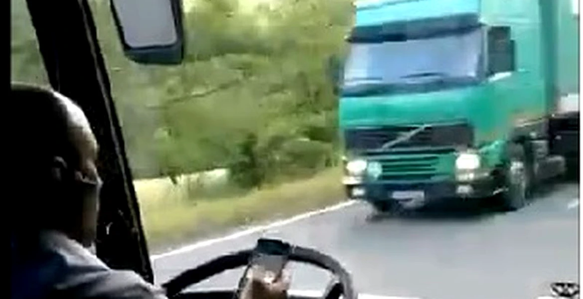 Inconştienţă la volan. Ce făcea şoferul unui autocar pe un drum cu serpentine. VIDEO