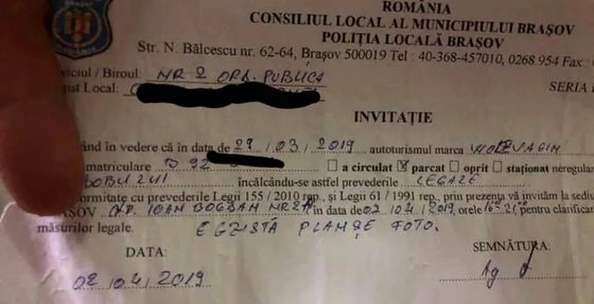 Un şofer care parcase neregulamentar în Braşov a fost amendat de Poliţia Locală, iar invitaţia a devenit virală pe Facebook