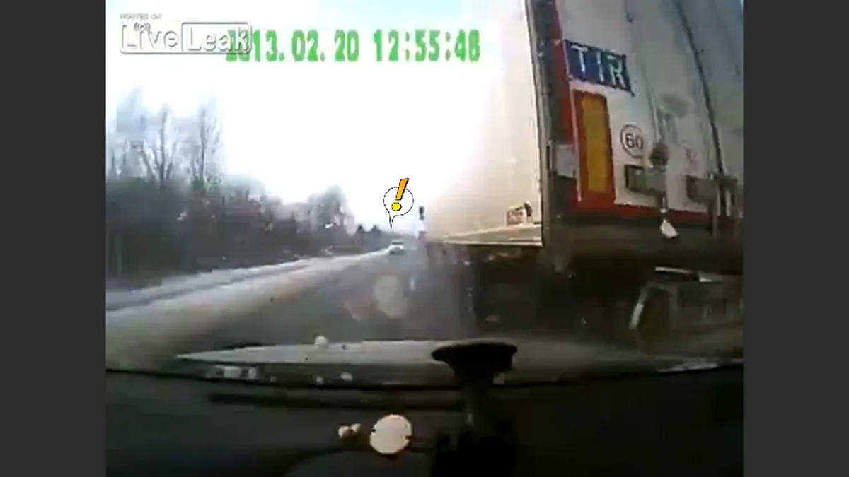 ACCIDENT: depăşire cu vizibilitate proastă, noroc cât carul. VIDEO