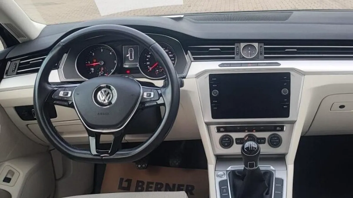Un VW Passat de ocazie este disponibil pe site-ul UniCreditLeasing