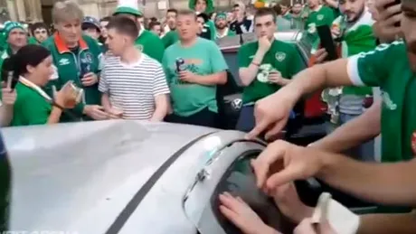 Cei mai tari suporteri din lume: repară o maşină vandalizată în timpul meciurilor | VIDEO