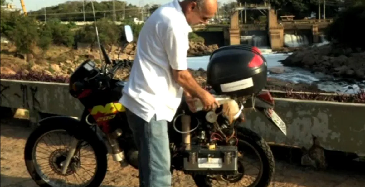 Un bărbat din Brazilia a făcut o motocicletă care merge 500 km cu un litru de apă (VIDEO)