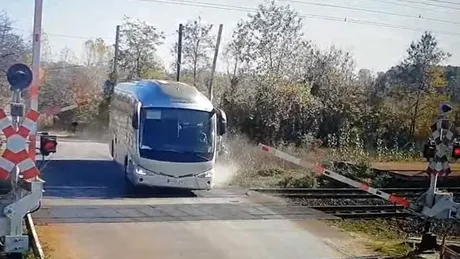 Ce amendă a primit un șofer care a  rupt bariera de la o trecere de cale ferată - VIDEO