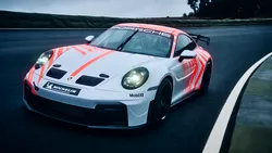 <span class='prepend'>Foto |</span> Porsche lansează 911 Challenge, modelul de curse bazat pe versiunea GT3. Motor de 515 cai putere și transmisie cu dublu ambreiaj și 7 rapoarte