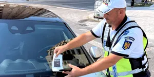 A ignorat parcarea aflată la doi metri și a lăsat mașina pe trotuar. Polițiștii au intervenit