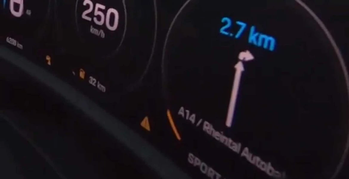 Cursă Porsche Taycan vs Tesla Model S pe autostrada fără limită de viteză. Ce mesaj a primit în bord la 250 de km/h? VIDEO
