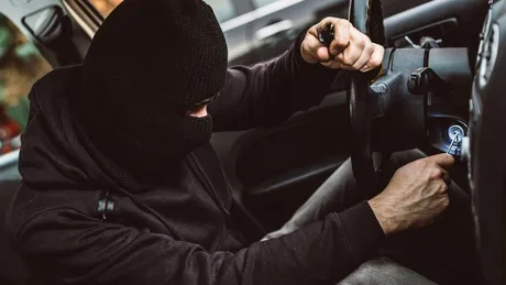Doi hoți au furat mașina unui om de afaceri orădean. Întreaga operațiune a fost filmată - VIDEO