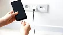 Cum trebuie să încărcăm telefonul mobil pe timp de vară. Specialiștii avertizează cu privire la marele „dușman” al bateriei