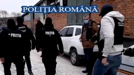 Polițiștii au descins în garajul unor hoți de mașini. Ce au găsit oamenii legii? VDEO