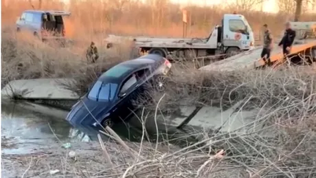 Mercedes la apă! Un șofer a ajuns cu mașina în râu