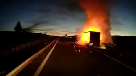 Un TIR a luat foc pe Autostrada Transilvaniei - VIDEO