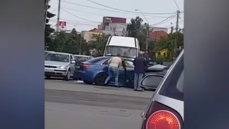 Un bărbat a sărit la bătaie după ce maşina sa a fost tamponată. Cum l-au oprit ceilalţi participanţi la trafic - VIDEO