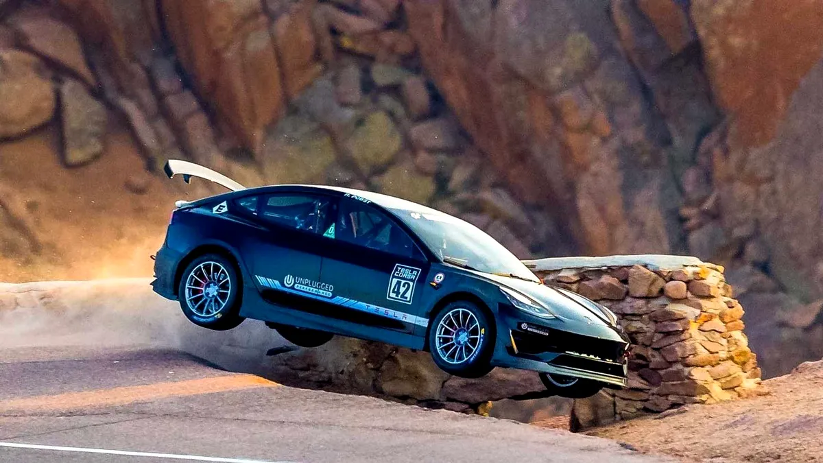 Pikes Peak nu este pentru Tesla. Două accidente spectaculoase în timpul antrenamentelor