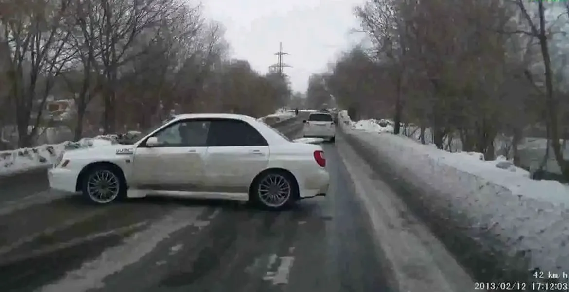 Cum să NU depăşeşti cu un Subaru pe gheaţă. VIDEO