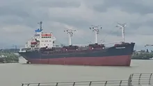 Dunărea aproape blocată în dreptul orașului Tulcea, după ce un cargo a lovit un ponton și a fost la un pas să se izbească de faleză. Imagini cu momentul impactului