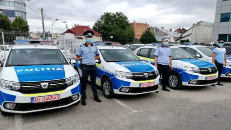 Primele mașini de poliție cu noua inscripționare verde-albastră au intrat în trafic