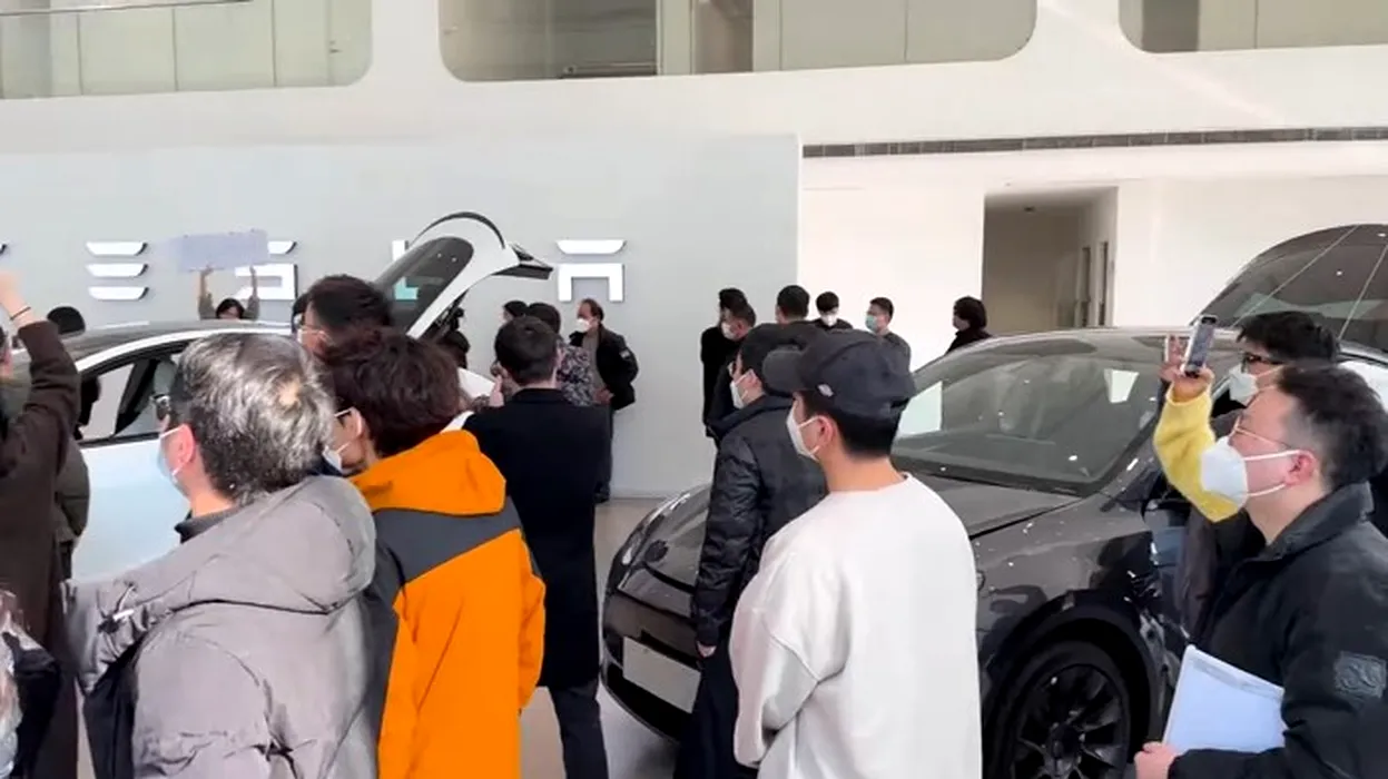 https%3A%2F%2Fwww.promotor.ro%2Fwp-content%2Fuploads%2F2023%2F01%2Ftesla-protest-china-5.jpg
