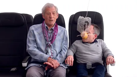 Ce se întâmplă când îl ai pe Mr. Bean şi cele mai frumoase steward-ese într-un avion?