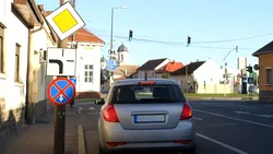 Într-o intersecție unde drumul cu prioritate virează la stânga, ești obligat să semnalizezi? Ce scrie în Codul Rutier 2026