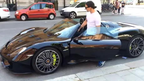 VIDEO: Zlatan Ibrahimovic îşi etalează noul Porsche 918